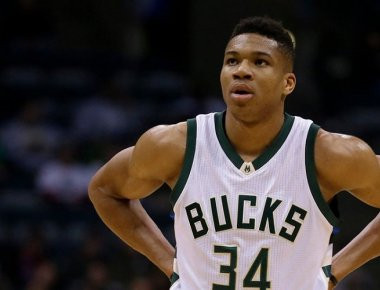 NBA: «Πρωταγωνιστής» ο Γ. Αντετοκούνμπο απέναντι στους Γκρίζλις (βίντεο)